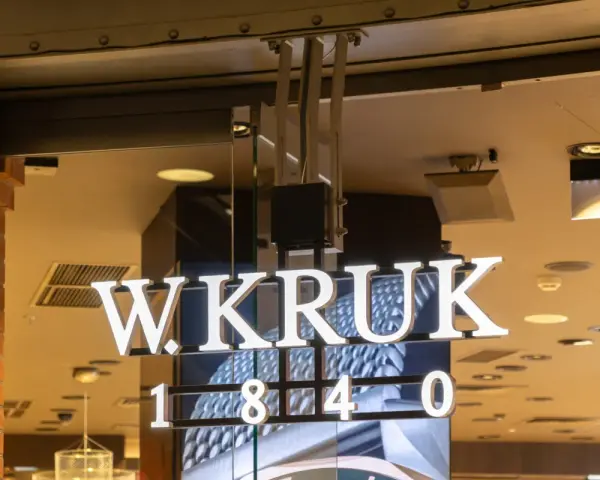 Litery "W. KRUK" i cyfry "1840" na neonowym szyldzie. Co to jest kruk? To nazwa znanej polskiej marki jubilerskiej.