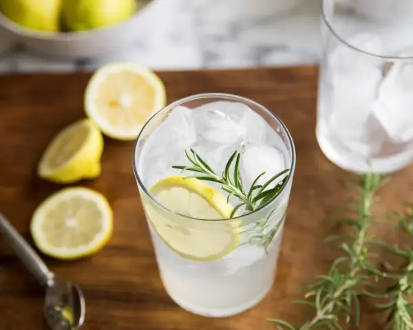 Idealne proporcje ginu z tonikiem: orzeźwiający drink z lodem, cytryną i rozmarynem.