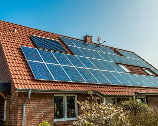 Dom z panelami fotowoltaicznymi na dachu. Nowe zasady dla inwestujących w zieloną energię.