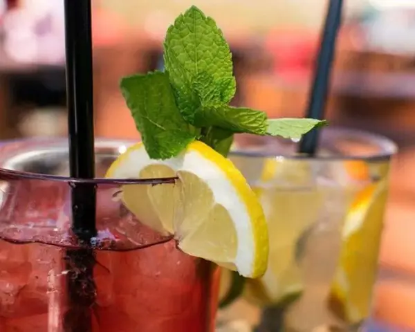 Pyszne drinki z wiśniówką, które zachwycą Twoich gości na każdą okazję