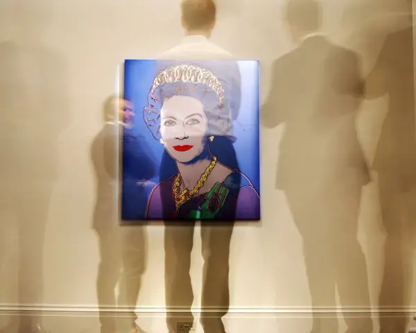 Retrato pop de la Reina Isabel II, obra de el artista anonimo, rodeado por siluetas fantasmales de visitantes en una galería.