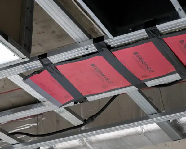Instalacja ogrzewania na podczerwień pod sufitem podwieszanym. Czy ogrzewanie na podczerwień jest szkodliwe? To nowoczesne rozwiązanie grzewcze.