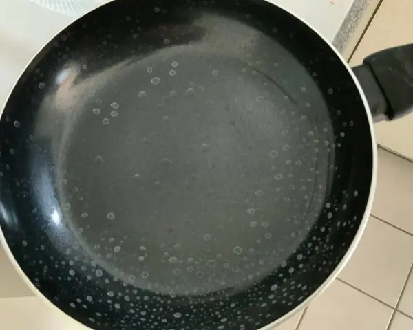 Mycie patelni w zmywarce: Kiedy tak, a kiedy kategorycznie nie?