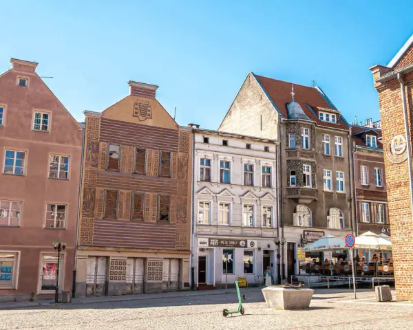 Kolorowe kamienice na olsztyńskim Starym Mieście, idealne miejsce, by poczuć atmosferę i zastanowić się, co zwiedzić w Olsztynie.