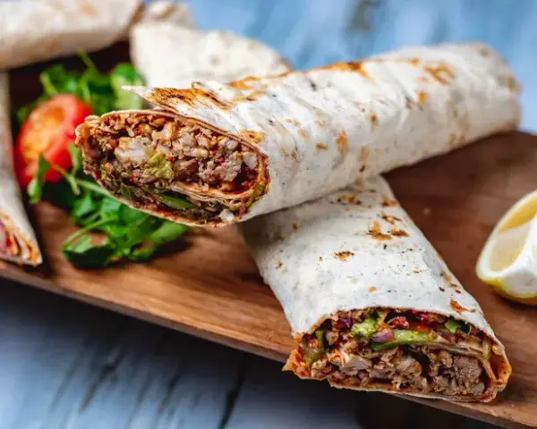 Duży kebab w tortilli: Ile kcal ma i jak jeść go świadomie?