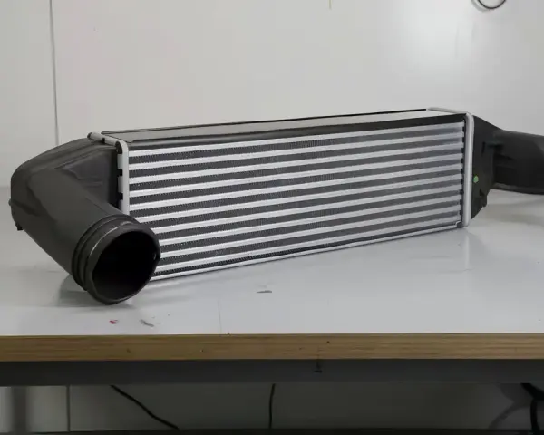 Nowy, większy intercooler z aluminiowym rdzeniem i czarnymi wlotami. Zastanawiasz się, co daje większy intercooler? Lepsze chłodzenie powietrza, większa moc!
