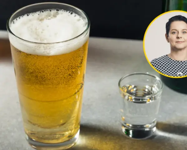 Kobieta w okręgu i kieliszek wódki obok piwa. Zastanawiasz się nad badaniami wątrobowymi na alkohol ile nie pić?