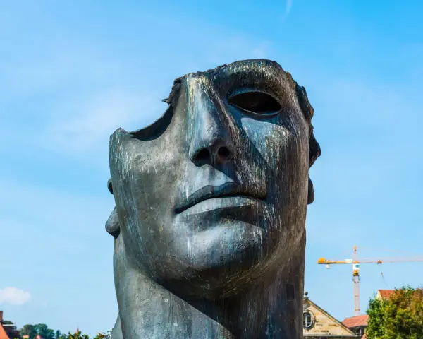 Igor Mitoraj Ikar: Symbolika, lokalizacje. Odkryj jego sens!