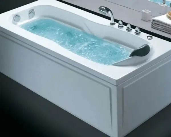 Baignoire balnéo remplie d'eau. Pour un entretien optimal, découvrez comment nettoyer les buses d'une baignoire balnéo.