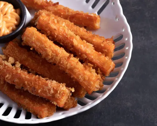Chrupiące paluszki surimi, panierowane i smażone, podane z sosem. Czy surimi to coś dla Ciebie?