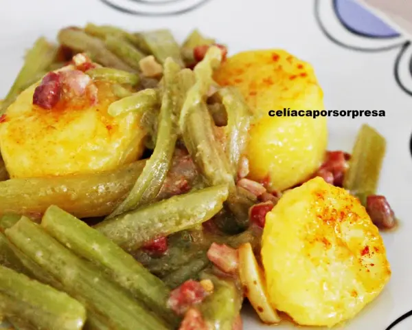 Delicioso plato de borrajas con patatas y trocitos de bacon. Un clásico casero que nunca falla.