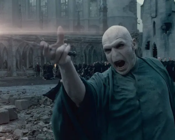 Voldemort lanza un Avada Kedavra en Hogwarts Legacy, con su varita apuntando y su rostro lleno de furia.