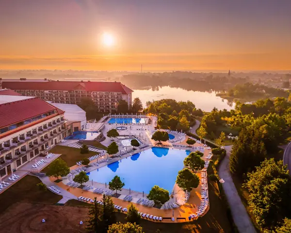 Hotel Gołębiewski: wspaniała doba hotelowa z basenami i widokiem na jezioro o wschodzie słońca.