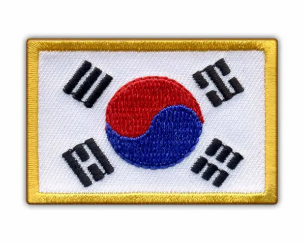Naszywka z flagą Korei Południowej. Białe tło, czerwono-niebieski symbol yin-yang i czarne trygramy.