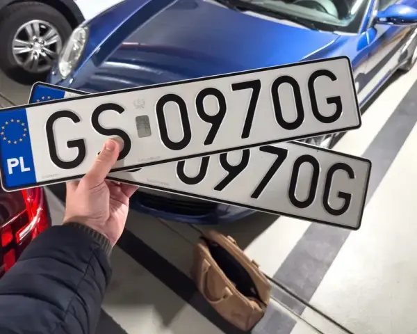 Dwie tablice rejestracyjne GS 0970G, gotowe do montażu. Zastanawiasz się nad koszt rejestracji samochodu?