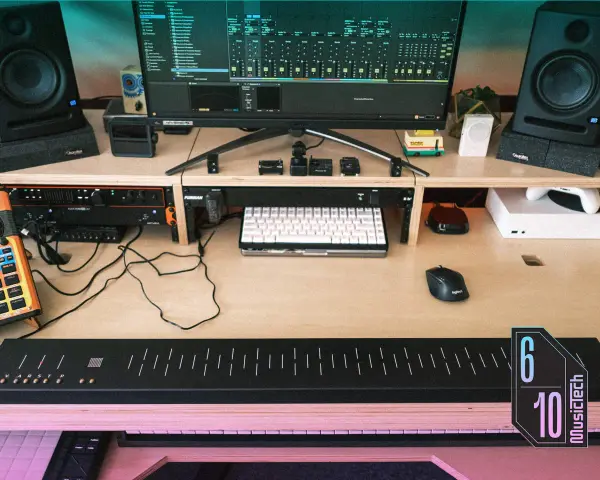 Stacja robocza do produkcji muzyki z monitorami, klawiaturami i kontrolerami. To idealne miejsce do tworzenia dźwięków w Soma Laboratory.