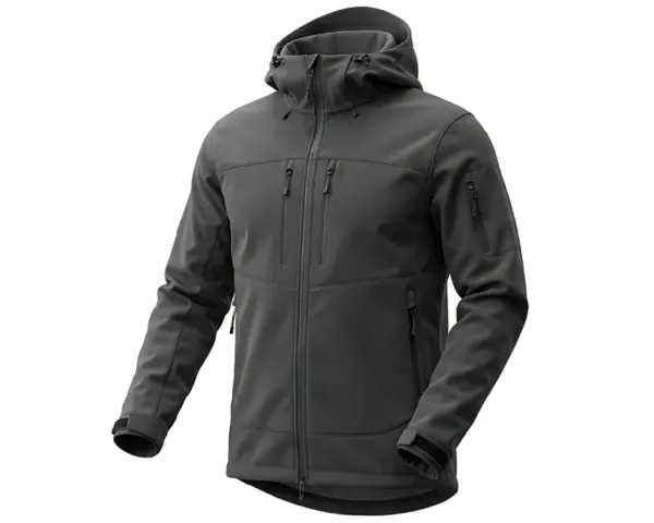 Szara kurtka softshell z kapturem i licznymi kieszeniami. Dowiedz się, jak prać softshell, by zachował swoje właściwości.