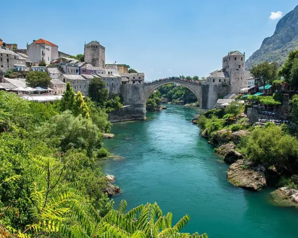 Mostar, Bośnia i Hercegowina. Czy do Bośni potrzebny paszport? Nie, jeśli jesteś obywatelem UE. Widok na Stary Most i rzekę Neretwę.