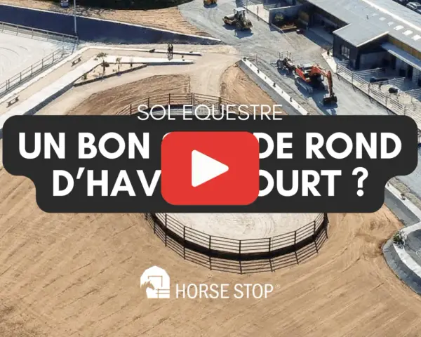 Vue aérienne d'une carrière équestre avec un sol en sable. Le texte "SOL EQUESTRE" et "UN BON D'HAVRE POUR COURT ?" est superposé.