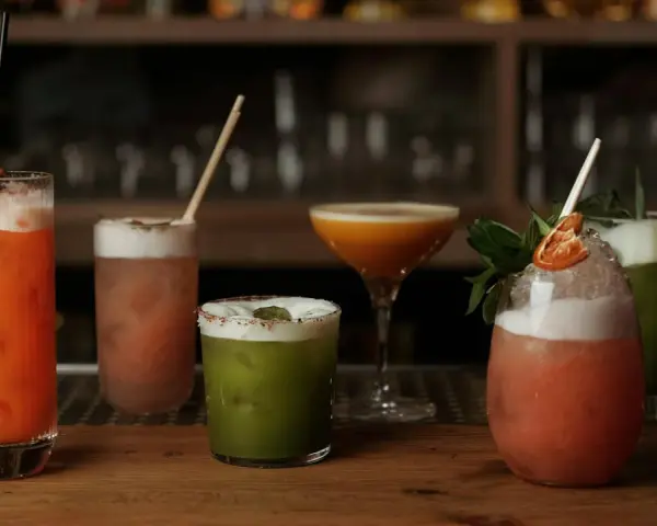 Kolorowe drinki na barze. Zastanawiasz się, jak obliczyć ile procent ma drink? Oto kilka propozycji.