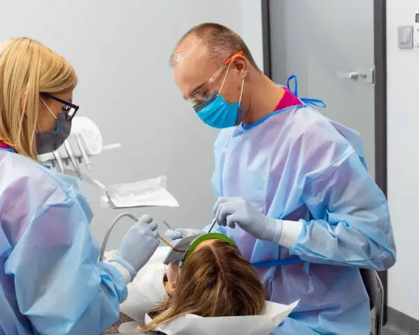 Kiedy do dentysty w ciąży? Bezpieczne leczenie zębów dla mamy i dziecka