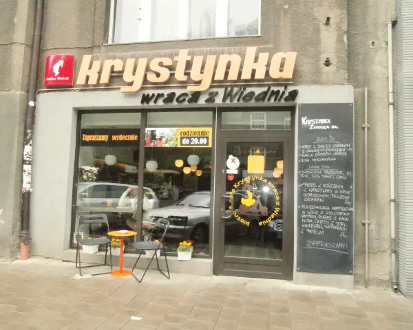 Krystynka wraca z Wiednia, zapraszając na pyszne zupy i dania. Wita nas menu na tablicy.