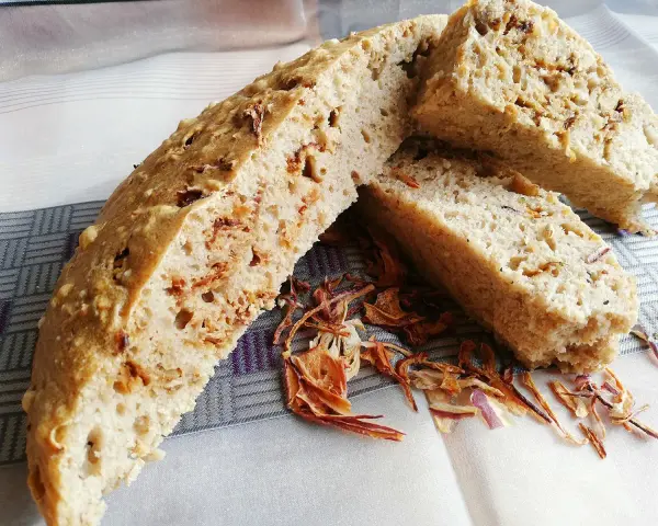 Frisches Zwiebelbrot, perfekt für ein einfaches Zwiebelbrot Rezept. Die knusprige Kruste und die saftige Krume mit Zwiebelstückchen sind unwiderstehlich.