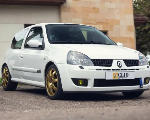 Białe auto Clio Sport z złotymi felgami, idealne auto do 20 tys. zł.