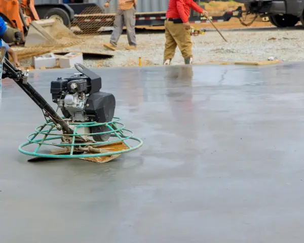 Robot do zacierania betonu na świeżo wylanej posadzce.