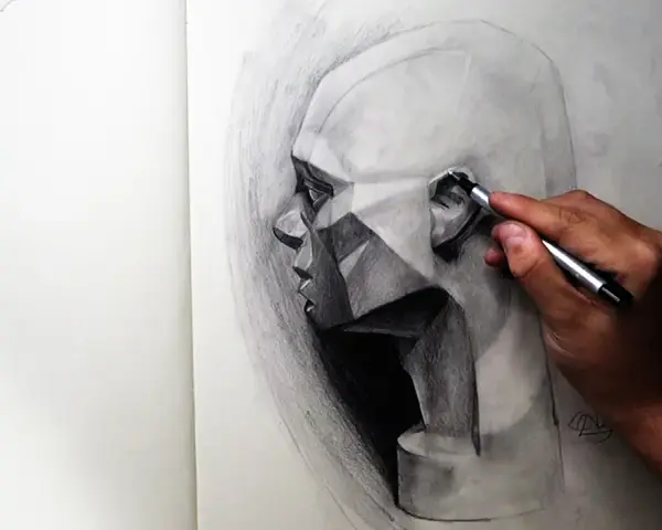 Un artista trabaja en dibujos difíciles a lápiz de un rostro geométrico, capturando la luz y la sombra con gran detalle.