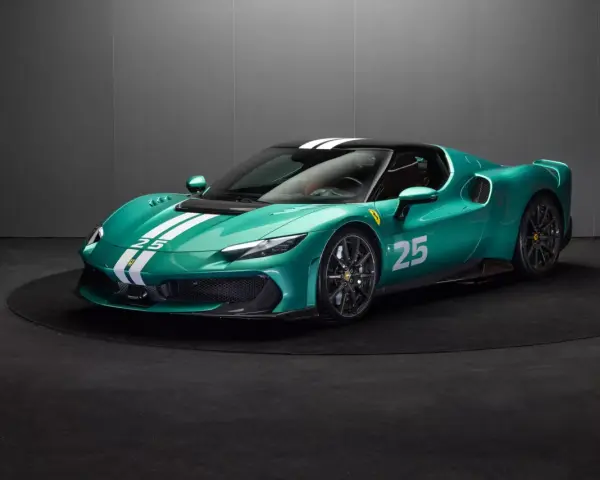 Turkusowe Ferrari 296 z białymi pasami i numerem 25, prezentowane na czarnym tle.