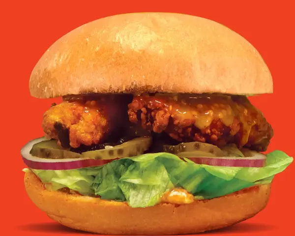 Ile kcal ma burger z kurczakiem? Zaskakujące różnice w kaloriach