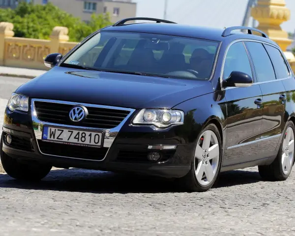 Czarny Volkswagen Passat B6 2.0 TDI 140KM na polskich tablicach rejestracyjnych WZ 74810, jadący po brukowanej drodze.
