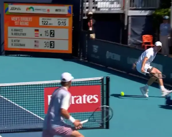 Jugadores en acción durante el tenis torneo de Miami. El marcador muestra el progreso del partido.