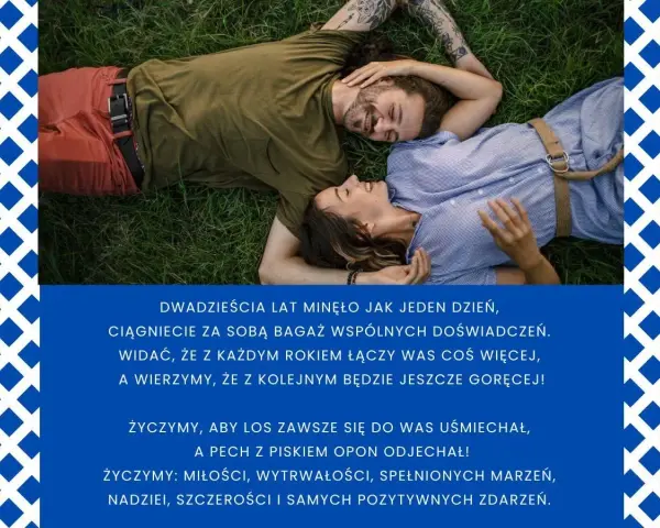 Para z uśmiechem leży na trawie, świętując 20 rocznicę ślubu. Życzenia miłości i szczęścia.