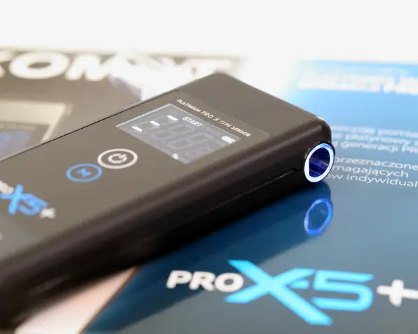 Elegancki, czarny alkomat PRO X5+ z niebieskim podświetleniem. Dobry alkomat do precyzyjnych pomiarów.