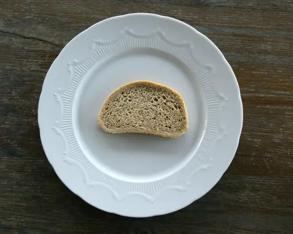 Ile kcal ma chleb? Poznaj prawdę o pieczywie i diecie.