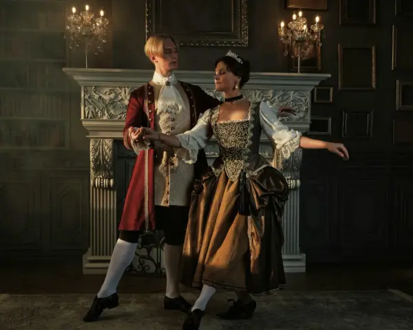 Pareja bailando en un salón elegante, como si estuvieran reviviendo la época de quien inventó el baile.
