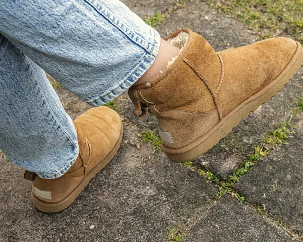 Brązowe buty zamszowe, idealne do codziennych stylizacji. Dowiedz się, czym wyczyścić buty zamszowe, by służyły Ci latami.