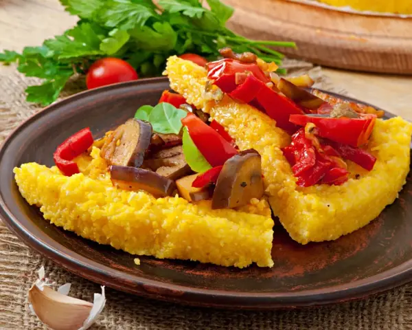 Polenta z czym jeść? Podana z duszonymi warzywami: papryką, bakłażanem i pomidorami. Pyszny pomysł na obiad!