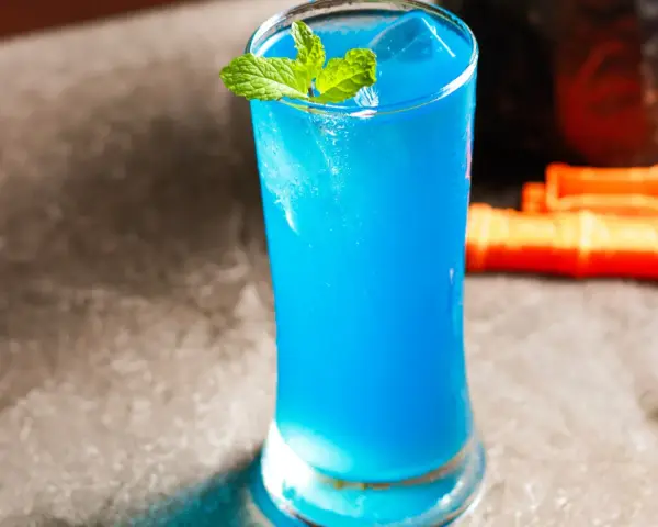 Błękitny drink, idealny kamikaze drink co zamiast blue curacao, z miętą i lodem.