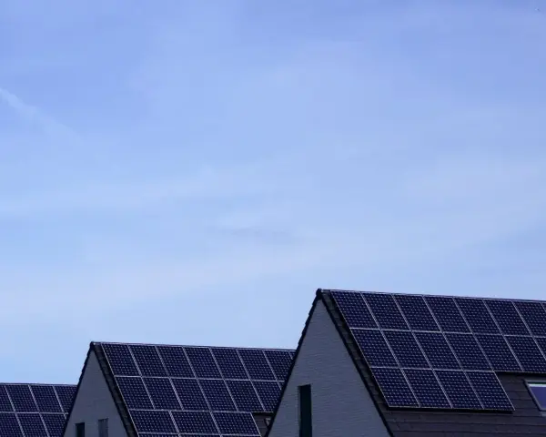 Domy z panelami monokrystalicznymi na dachach. Sprawdź, jaka jest aktualna panele monokrystaliczne cena i zainwestuj w zieloną energię.