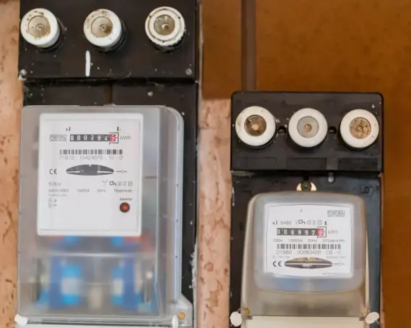 Dwa liczniki energii elektrycznej, jeden z nich pokazuje zużycie zgodne z taryfą G12w PGE, uwzględniającą zmiany czasowe.