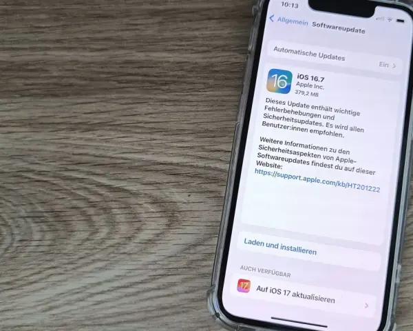 iPhone zeigt Softwareupdate iOS 16.7 an. Die Frage "iphone wie lange updates" wird durch die Anzeige von iOS 17 als verfügbar beantwortet.