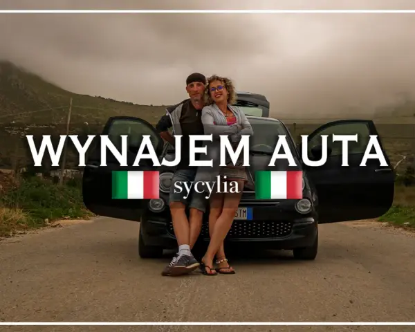 Para zwiedzająca Sycylię, z otwartymi drzwiami czarnego auta. Idealny wynajem auta Sycylia na niezapomniane wakacje.