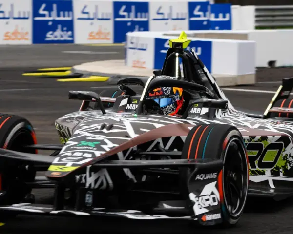 Coche de Fórmula E en Jarama, con diseño agresivo y colores vibrantes, listo para la carrera.