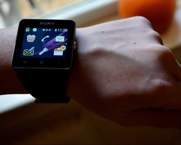 Sony Smartwatch 2 mit App-Icons auf dem Bildschirm, getragen am Handgelenk.