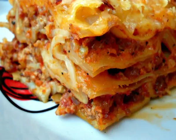 Pyszna, wielowarstwowa lasagne z mięsem i sosem pomidorowym. Kwestia smaku, czy wolisz ją z serem czy bez.