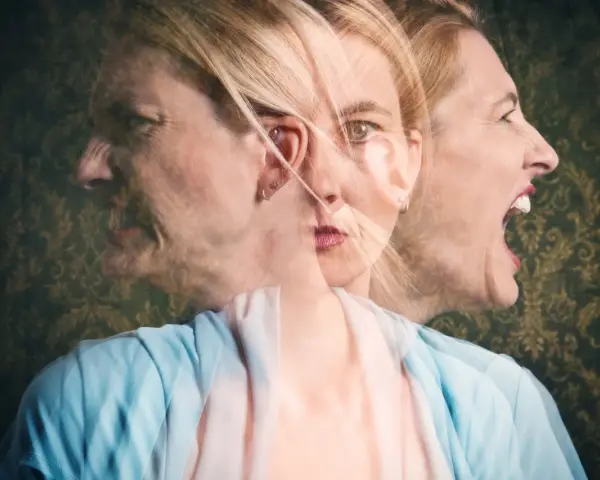 Kvinnans ansikte upprepas i flera lager, vilket symboliserar kampen mot manodepressiv sjukdom.