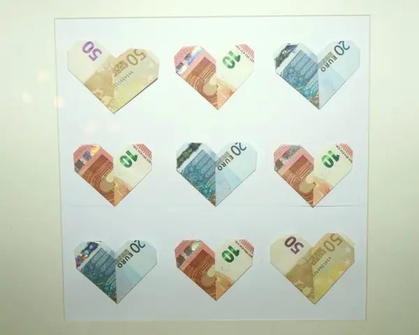 Serce z euro: jak sformułować prośbę o pieniądze zamiast prezentów. Wierszyki i ikony niepotrzebne, gdy liczy się wsparcie finansowe.